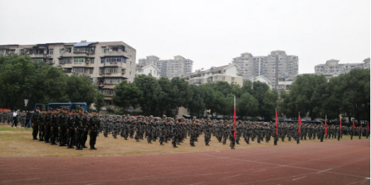 beat3652020级新生军训结营仪式暨开学典礼隆重举行