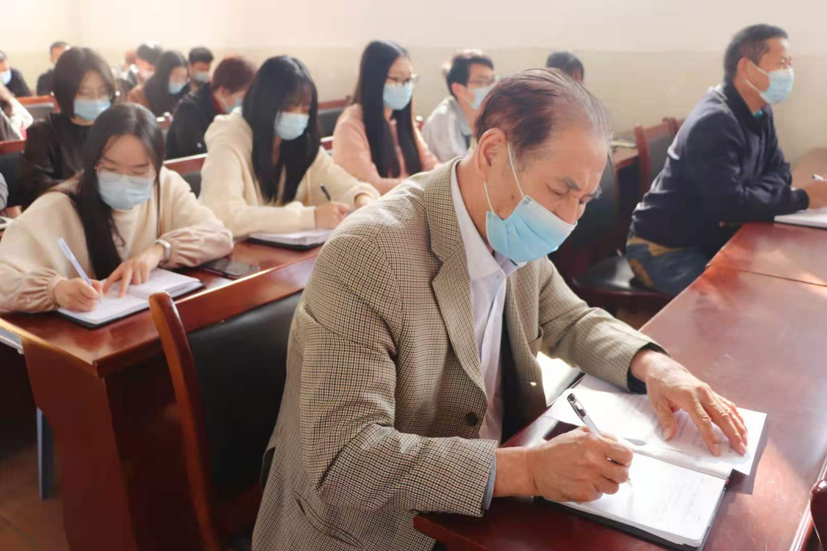 beat365组织党员干部及广大师生 学习贯彻党的十九届五中全会精神