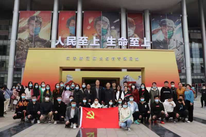 人民至上，生命至上 beat365组织党员教职工及入党积极分子 到武汉客厅参观抗疫专题展览