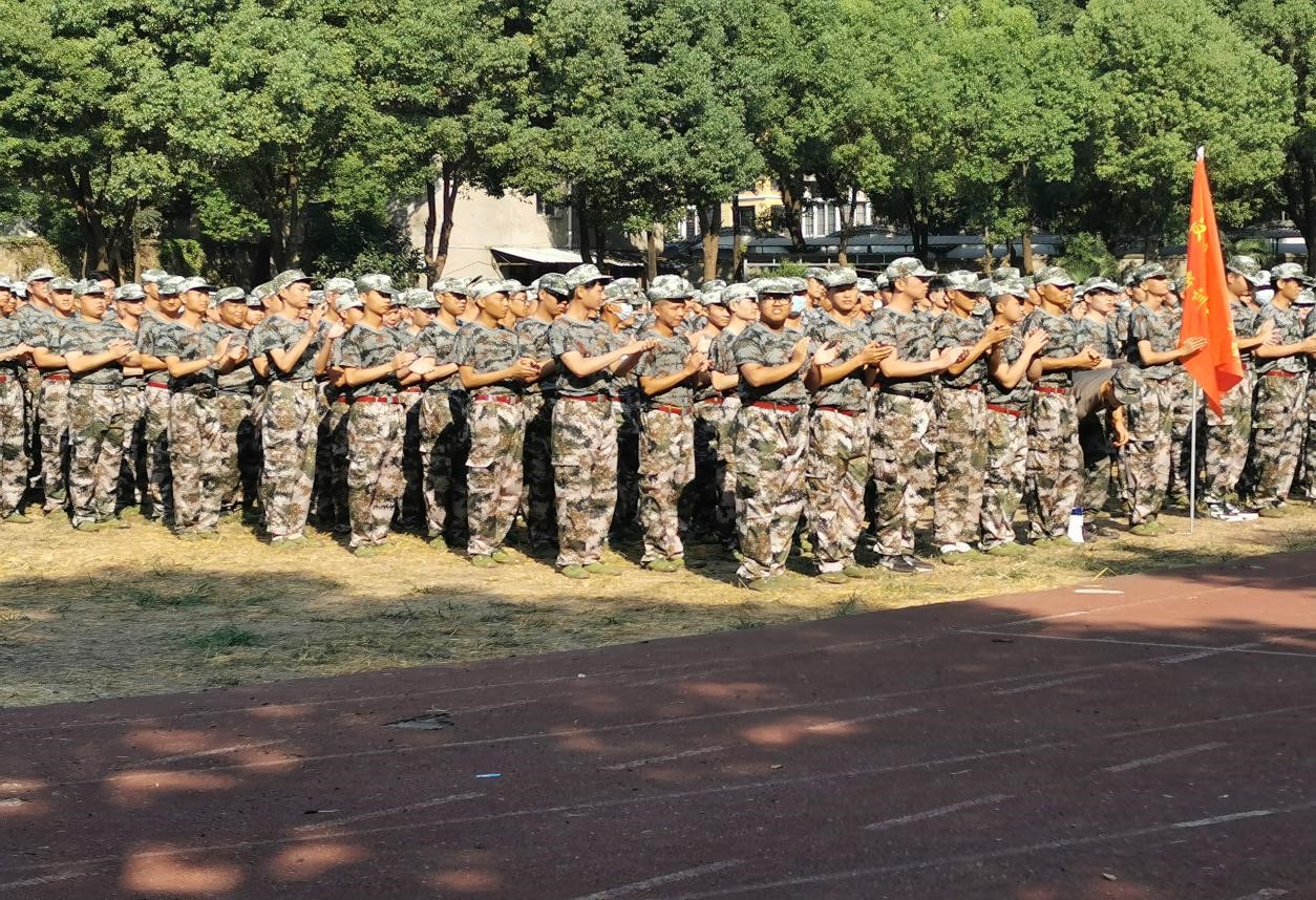 “浓情中秋，爱满校园”beat365为军训新生发放月饼