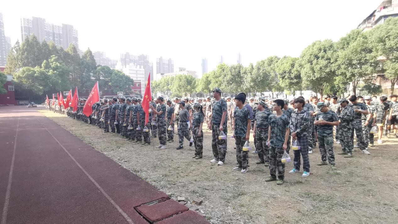 “浓情中秋，爱满校园”beat365为军训新生发放月饼